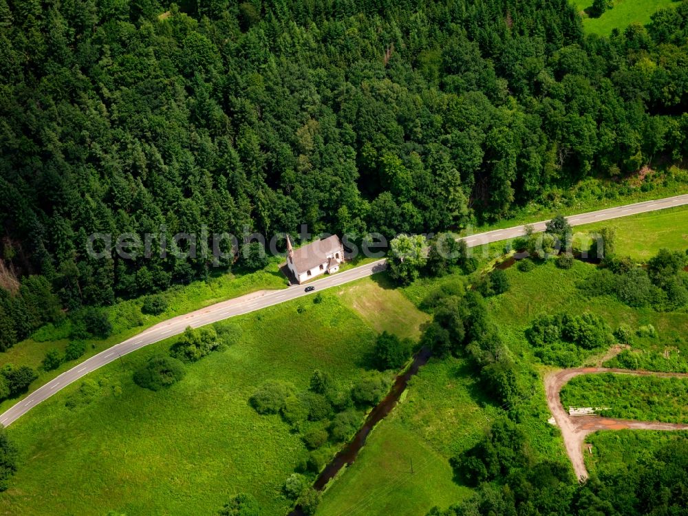 Niederschlettenbach from above - West of Niederschlettenbach is the Gothic St. Anne's Chapel, built in 1400. In this chapel are the remains of Hans Trapp, the knights of the castle Berwartstein. Foto : Gerhard Launer