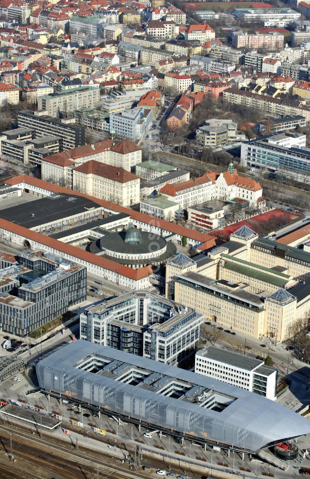 München from the bird's eye view: Die Arnulfstraße in München mit dem Neubau des Zentralen Omnibusbahnhofs (ZOB) und dem Brief- und Frachtzentrum. The Arnulfstrasse with the new bild of the Central Bus Station and the letter and cargo center in Munich.