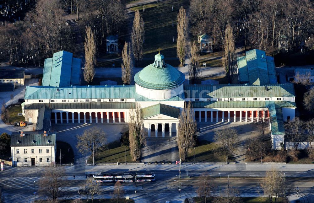 München-Obergiesing from the bird's eye view: Die Aussegnungshalle des Ostfriedhofs am Sankt-Martins-Platz in München-Obergiesing. Hier wurde unter an derem der Modeschöpfer Rudolph Moshammer bestattet. The mortuary chapel of the east cemetry at the Sankt-Martins-Platz in Munich-Obergiesing. friedhof.stadt-muenchen.net