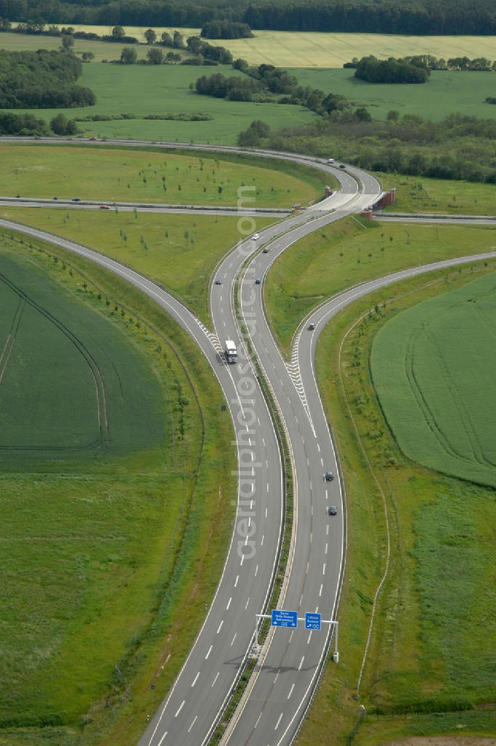 Stralsund from above - Blick auf die Autobahn Anschlussstelle Stralsund 24. Sie verbindet die A 20 mit der B 96, als Zubringer zur Insel Rügen. Eröffnet wurde sie im November 2004. Kontakt: DEGES Deutsche Einheit Fernstraßenplanungs- und -bau GmbH Öffentlichkeitsarbeit, Tel. 030-202 43 352, info@deges.de