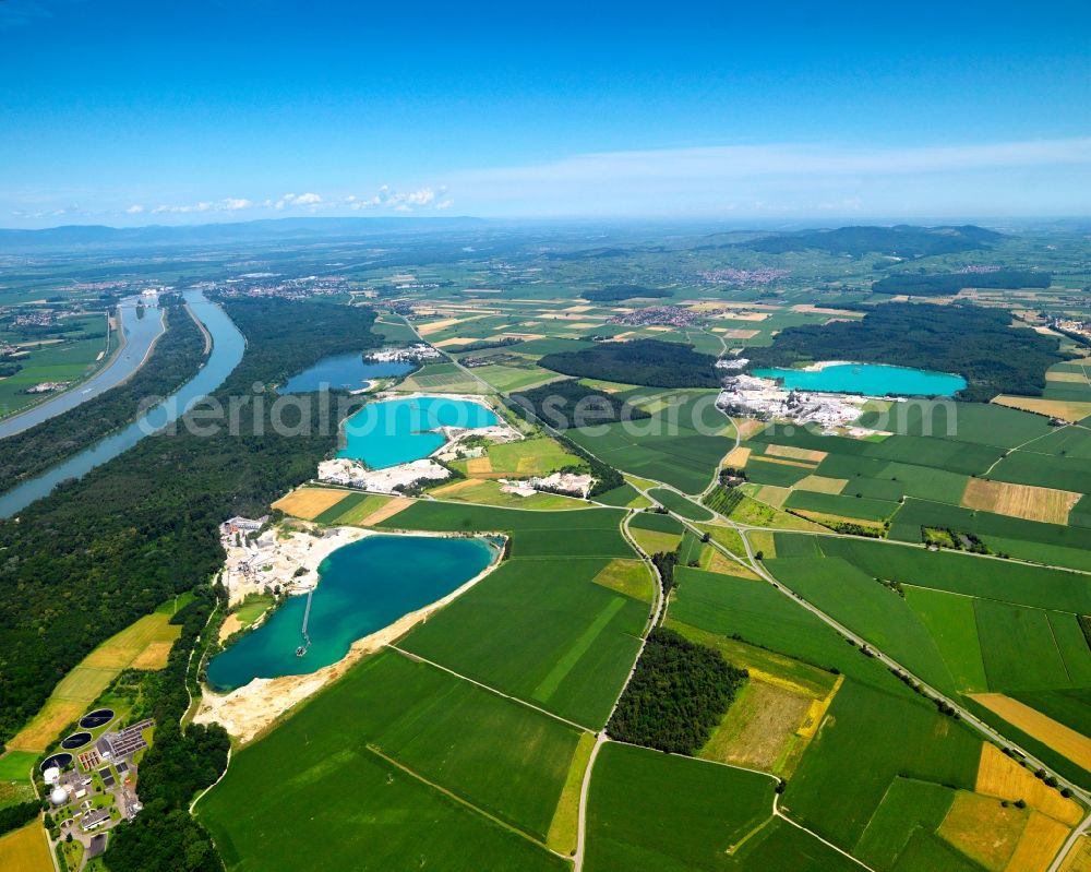 Aerial photograph Breisach - The artificial lakes in the Oberrimsingen part of Breisach in the state of Baden-Württemberg. The three lakes are located at the shores of the river Rhine. Originally used as gravel pits by the inhabitants of Oberrimsingen and Niederrimsingen, the Rimsinger Lake is a favoured tourist site and leisure area today. It is also famous as a nude beach