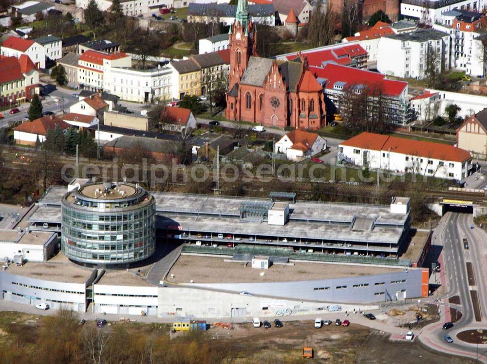 Bernau from the bird's eye view: 06.04.2006 Bernau; Die Bahnhofspassage Bernau lädt Sie ein zum Erlebniskauf. Auf 17.000 Quadratmetern Büro- und Geschäftsfläche erwarten Sie ca. 40 Fachhändler und Markenanbieter. Bahnhofspassage, Börnicker Chaussee 1, 16321 Bernau bei Berlin