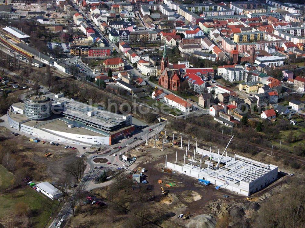 Aerial image Bernau - 06.04.2006 Bernau; Die Bahnhofspassage Bernau lädt Sie ein zum Erlebniskauf. Auf 17.000 Quadratmetern Büro- und Geschäftsfläche erwarten Sie ca. 40 Fachhändler und Markenanbieter. Die Erweiterung der Bahnhofs-Passage bezieht sich auf das vis-a-vis der Bahnhofs-Passage Richtung Börnicker Chaussee gelegene über 30.000 Quadratmeter große Areal. Bahnhofspassage, Börnicker Chaussee 1, 16321 Bernau bei Berlin