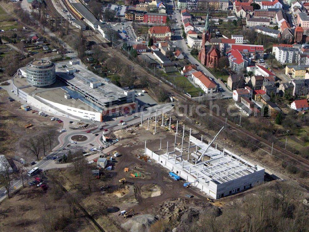 Aerial photograph Bernau - 06.04.2006 Bernau; Die Bahnhofspassage Bernau lädt Sie ein zum Erlebniskauf. Auf 17.000 Quadratmetern Büro- und Geschäftsfläche erwarten Sie ca. 40 Fachhändler und Markenanbieter. Die Erweiterung der Bahnhofs-Passage bezieht sich auf das vis-a-vis der Bahnhofs-Passage Richtung Börnicker Chaussee gelegene über 30.000 Quadratmeter große Areal. Bahnhofspassage, Börnicker Chaussee 1, 16321 Bernau bei Berlin