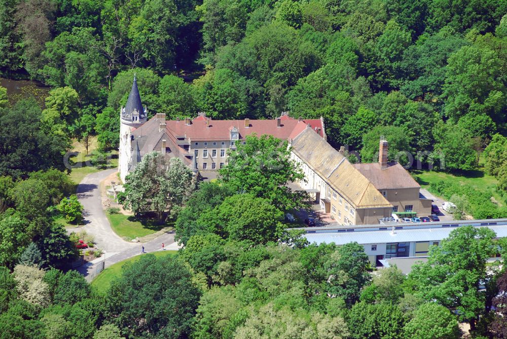 Burgkemnitz from the bird's eye view: 1456 wurde Burgkemnitz erstmalig erwähnt. Die Barockkirche Burgkemnitz, ein Denkmal der Baukunst, erstrahlt nach ihrer ganzheitlichen Restaurierung( von 1867 bis 1880 ) wieder in einem neuen Glanz. Sie wurde 1722 erbaut. Zur Tradition geworden und über die Grenzen der Region hinaus beliebt sind die „ Burgkemnitzer Kirchenkonzerte“. Das Burgkemnitzer Schloss ist im Renaissancestil erbaut und sieht mit seinen altertümlichen Ecktürmen, Fassaden und Giebeln inmitten des großen anmutigen Parks.(ehem.) Besitzer: Herren von Koseritz, Freiherren von Bodenhausen