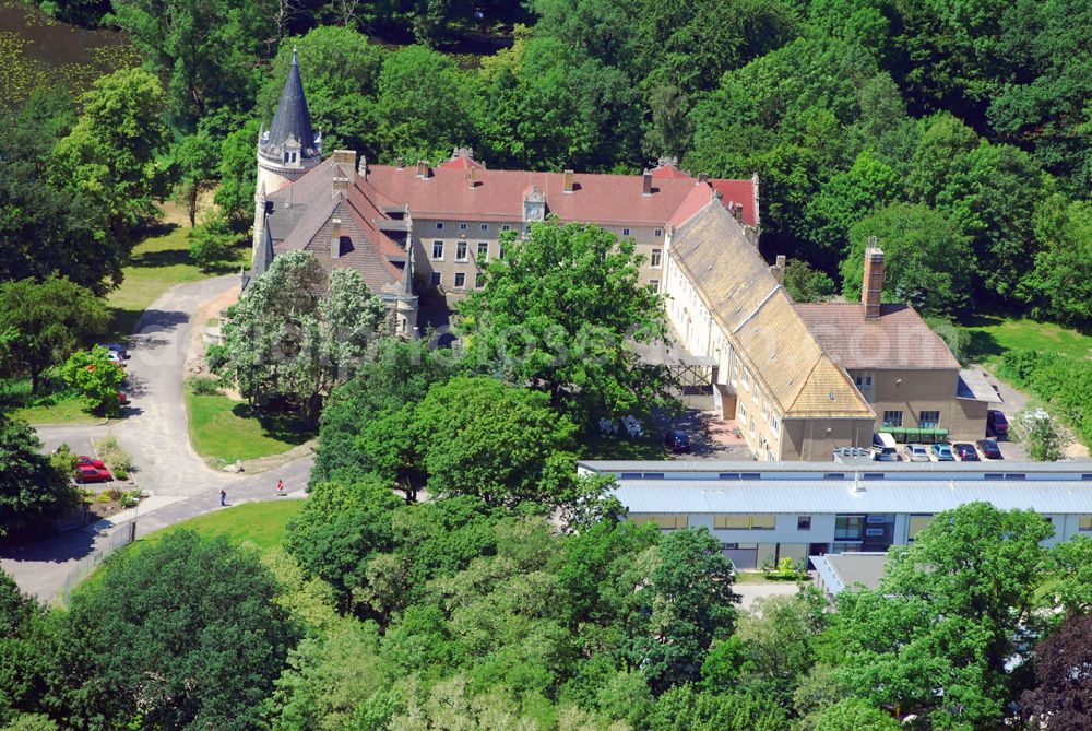 Aerial image Burgkemnitz - 1456 wurde Burgkemnitz erstmalig erwähnt. Die Barockkirche Burgkemnitz, ein Denkmal der Baukunst, erstrahlt nach ihrer ganzheitlichen Restaurierung( von 1867 bis 1880 ) wieder in einem neuen Glanz. Sie wurde 1722 erbaut. Zur Tradition geworden und über die Grenzen der Region hinaus beliebt sind die „ Burgkemnitzer Kirchenkonzerte“. Das Burgkemnitzer Schloss ist im Renaissancestil erbaut und sieht mit seinen altertümlichen Ecktürmen, Fassaden und Giebeln inmitten des großen anmutigen Parks.(ehem.) Besitzer: Herren von Koseritz, Freiherren von Bodenhausen