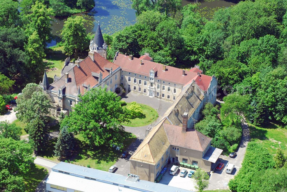 Burgkemnitz from the bird's eye view: 1456 wurde Burgkemnitz erstmalig erwähnt. Die Barockkirche Burgkemnitz, ein Denkmal der Baukunst, erstrahlt nach ihrer ganzheitlichen Restaurierung( von 1867 bis 1880 ) wieder in einem neuen Glanz. Sie wurde 1722 erbaut. Zur Tradition geworden und über die Grenzen der Region hinaus beliebt sind die „ Burgkemnitzer Kirchenkonzerte“. Das Burgkemnitzer Schloss ist im Renaissancestil erbaut und sieht mit seinen altertümlichen Ecktürmen, Fassaden und Giebeln inmitten des großen anmutigen Parks.(ehem.) Besitzer: Herren von Koseritz, Freiherren von Bodenhausen