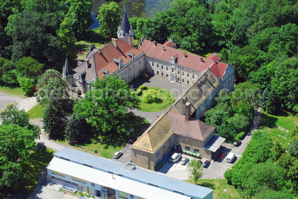 Aerial image Burgkemnitz - 1456 wurde Burgkemnitz erstmalig erwähnt. Die Barockkirche Burgkemnitz, ein Denkmal der Baukunst, erstrahlt nach ihrer ganzheitlichen Restaurierung( von 1867 bis 1880 ) wieder in einem neuen Glanz. Sie wurde 1722 erbaut. Zur Tradition geworden und über die Grenzen der Region hinaus beliebt sind die „ Burgkemnitzer Kirchenkonzerte“. Das Burgkemnitzer Schloss ist im Renaissancestil erbaut und sieht mit seinen altertümlichen Ecktürmen, Fassaden und Giebeln inmitten des großen anmutigen Parks.(ehem.) Besitzer: Herren von Koseritz, Freiherren von Bodenhausen