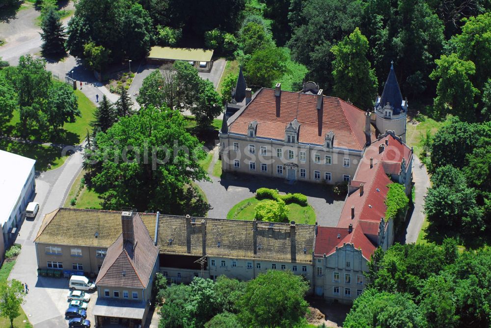 Aerial photograph Burgkemnitz - 1456 wurde Burgkemnitz erstmalig erwähnt. Die Barockkirche Burgkemnitz, ein Denkmal der Baukunst, erstrahlt nach ihrer ganzheitlichen Restaurierung( von 1867 bis 1880 ) wieder in einem neuen Glanz. Sie wurde 1722 erbaut. Zur Tradition geworden und über die Grenzen der Region hinaus beliebt sind die „ Burgkemnitzer Kirchenkonzerte“. Das Burgkemnitzer Schloss ist im Renaissancestil erbaut und sieht mit seinen altertümlichen Ecktürmen, Fassaden und Giebeln inmitten des großen anmutigen Parks.(ehem.) Besitzer: Herren von Koseritz, Freiherren von Bodenhausen