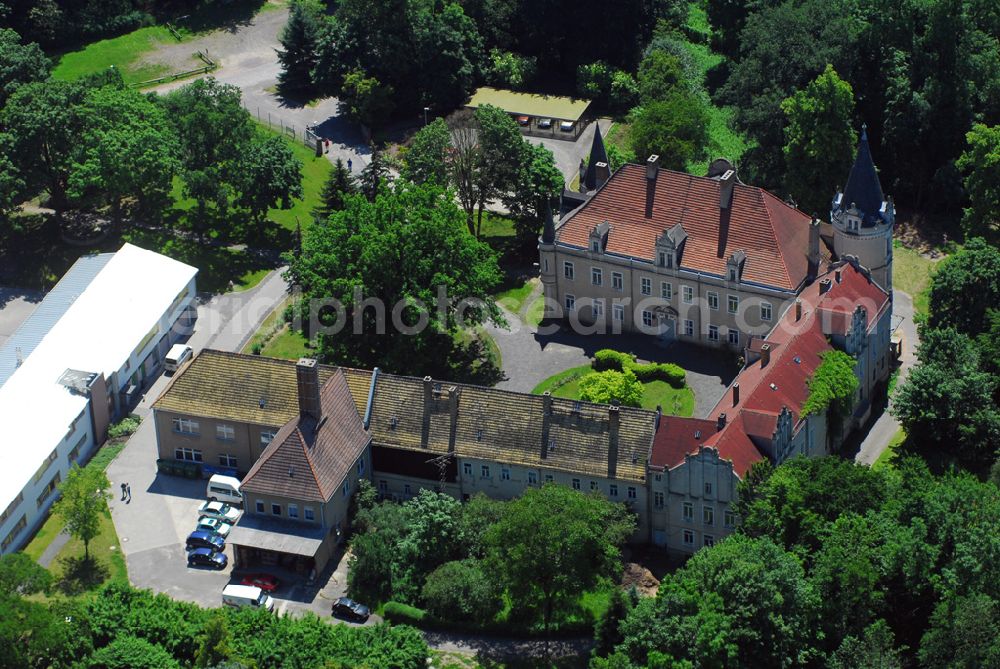 Burgkemnitz from above - 1456 wurde Burgkemnitz erstmalig erwähnt. Die Barockkirche Burgkemnitz, ein Denkmal der Baukunst, erstrahlt nach ihrer ganzheitlichen Restaurierung( von 1867 bis 1880 ) wieder in einem neuen Glanz. Sie wurde 1722 erbaut. Zur Tradition geworden und über die Grenzen der Region hinaus beliebt sind die „ Burgkemnitzer Kirchenkonzerte“. Das Burgkemnitzer Schloss ist im Renaissancestil erbaut und sieht mit seinen altertümlichen Ecktürmen, Fassaden und Giebeln inmitten des großen anmutigen Parks.(ehem.) Besitzer: Herren von Koseritz, Freiherren von Bodenhausen