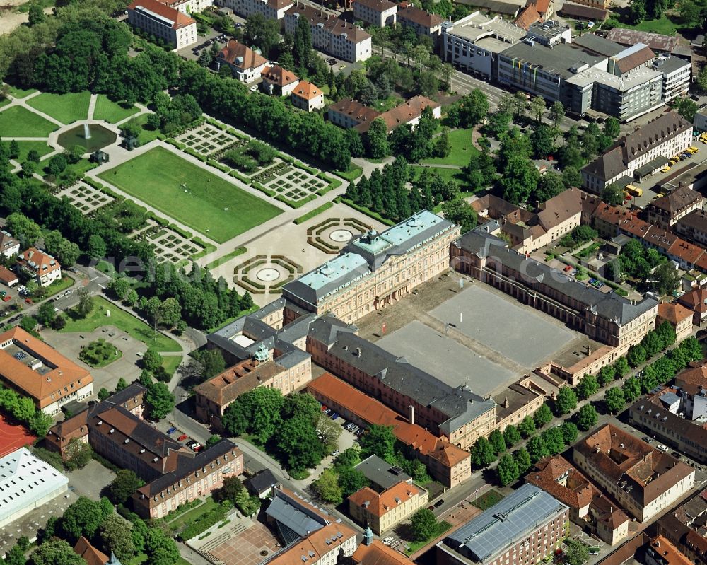 Rastatt from the bird's eye view: The baroque residence Castle Rastatt in the historic city center of Rastatt in the state of Baden-Württemberg. The former palais of the margraves of Baden-Baden was built in the 17th century and consists of a rectangular three-story main building. The side wings form the courtyard. Today it is home to the military museum, the court of Rastatt and a memorial for freedom movements