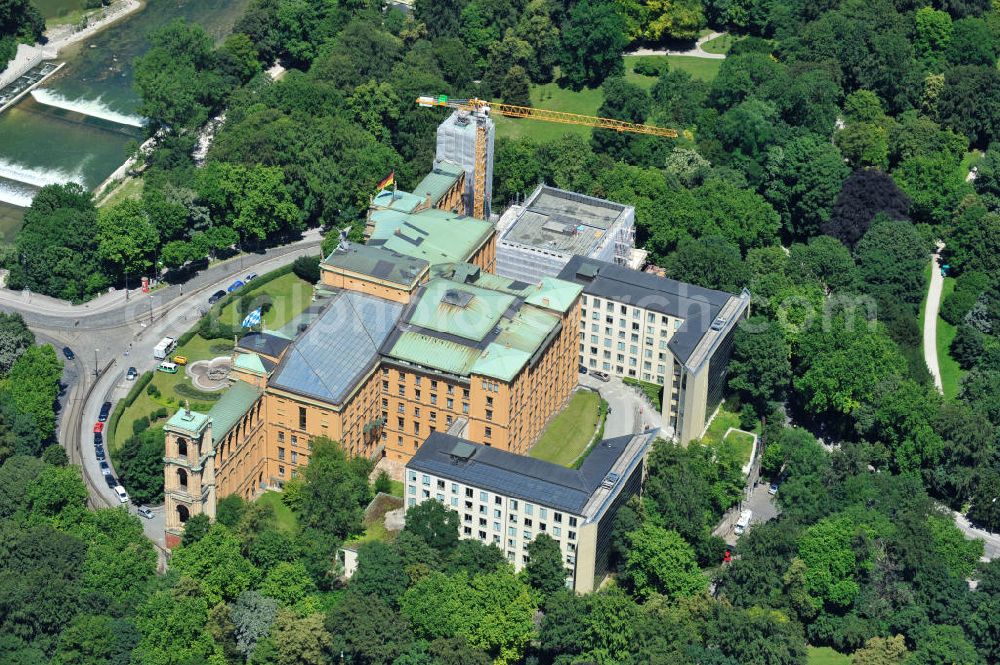 Aerial image München - Die Baustelle des Erweiterungsbaus am Bayerischen Landtag an der Max-Plack-Straße in München. Das Gebäude soll die akute Raumnot beseitigen und ist ein Projekt des Staatlichen Bauamtes München 2 und der BAM Deutschland AG. The construction site of the annex building / extension building of the Bavarian Parliament at the Max-Plack-Strasse in Munich.