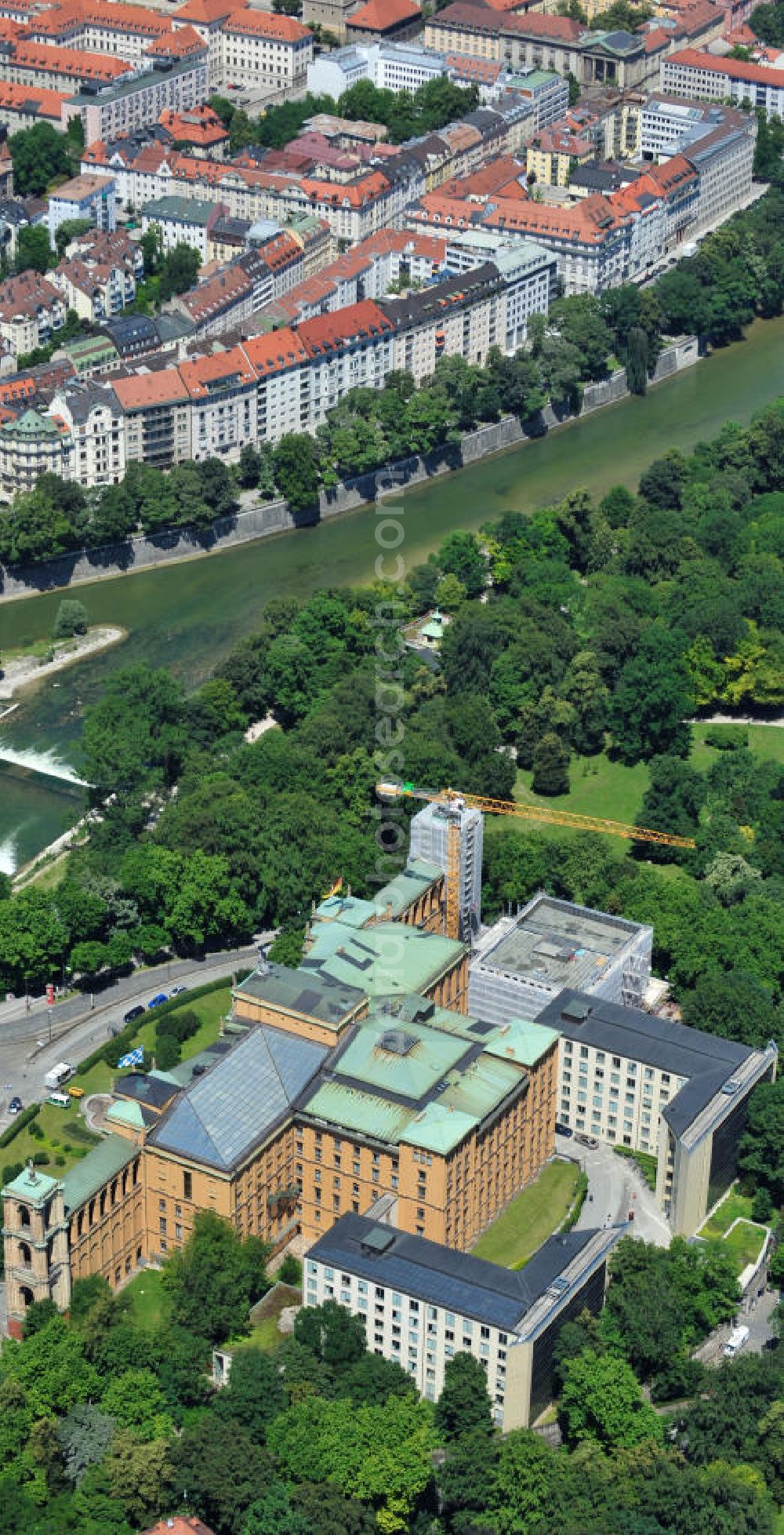 Aerial photograph München - Die Baustelle des Erweiterungsbaus am Bayerischen Landtag an der Max-Plack-Straße in München. Das Gebäude soll die akute Raumnot beseitigen und ist ein Projekt des Staatlichen Bauamtes München 2 und der BAM Deutschland AG. The construction site of the annex building / extension building of the Bavarian Parliament at the Max-Plack-Strasse in Munich.