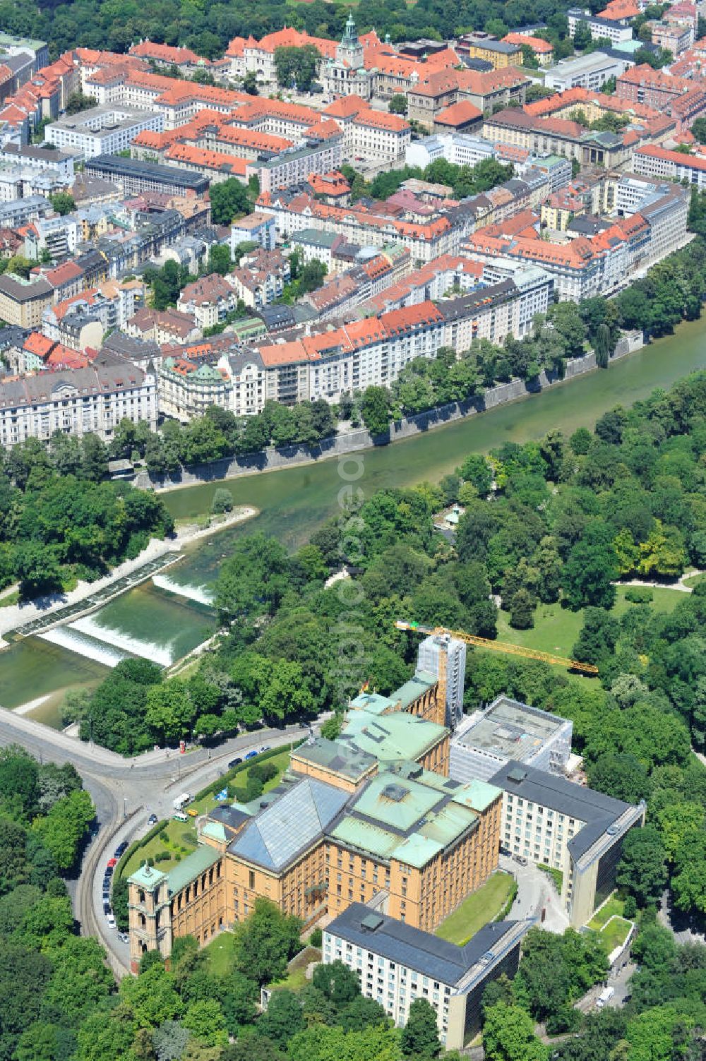 München from above - Die Baustelle des Erweiterungsbaus am Bayerischen Landtag an der Max-Plack-Straße in München. Das Gebäude soll die akute Raumnot beseitigen und ist ein Projekt des Staatlichen Bauamtes München 2 und der BAM Deutschland AG. The construction site of the annex building / extension building of the Bavarian Parliament at the Max-Plack-Strasse in Munich.