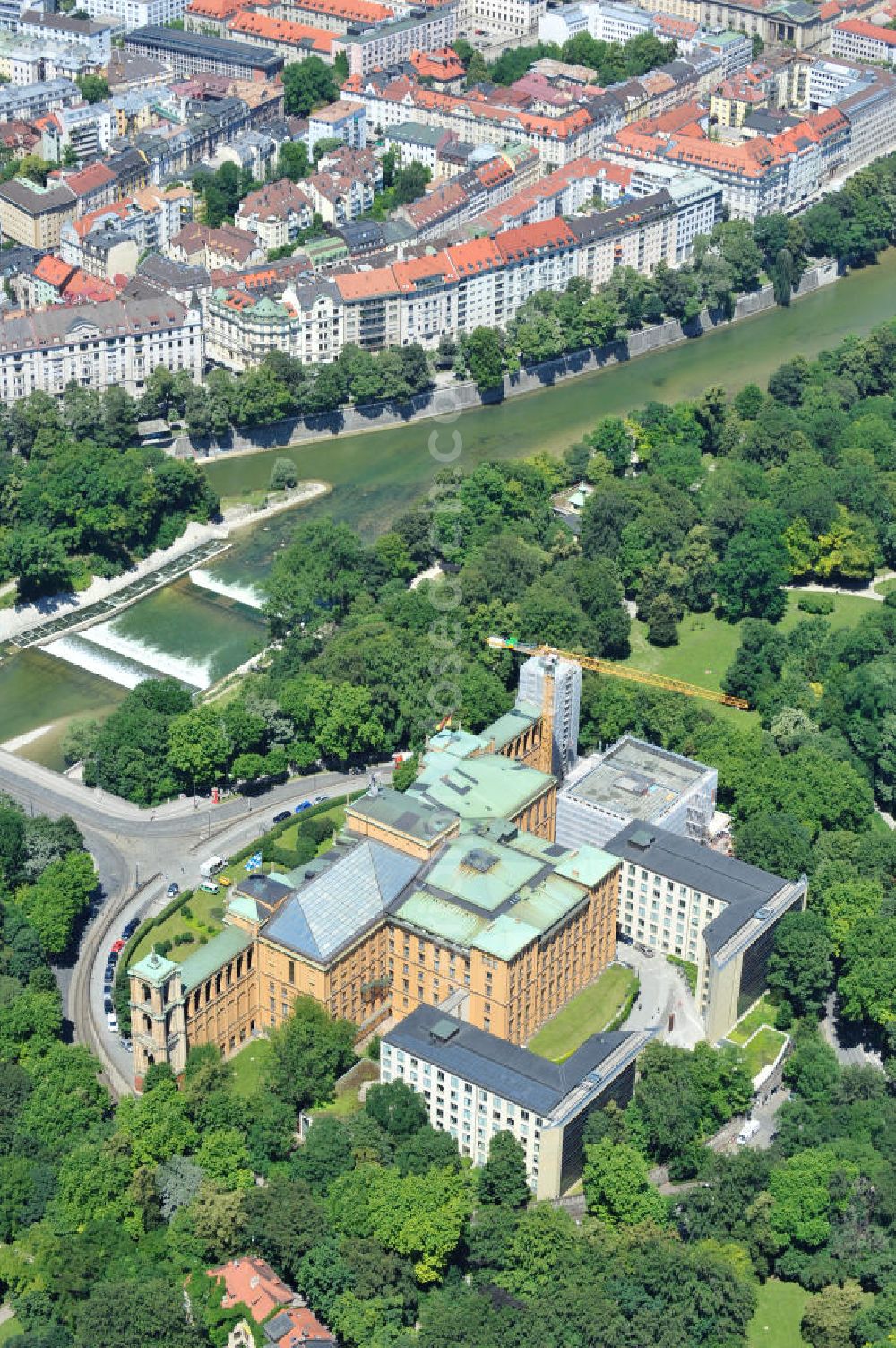 München from the bird's eye view: Die Baustelle des Erweiterungsbaus am Bayerischen Landtag an der Max-Plack-Straße in München. Das Gebäude soll die akute Raumnot beseitigen und ist ein Projekt des Staatlichen Bauamtes München 2 und der BAM Deutschland AG. The construction site of the annex building / extension building of the Bavarian Parliament at the Max-Plack-Strasse in Munich.