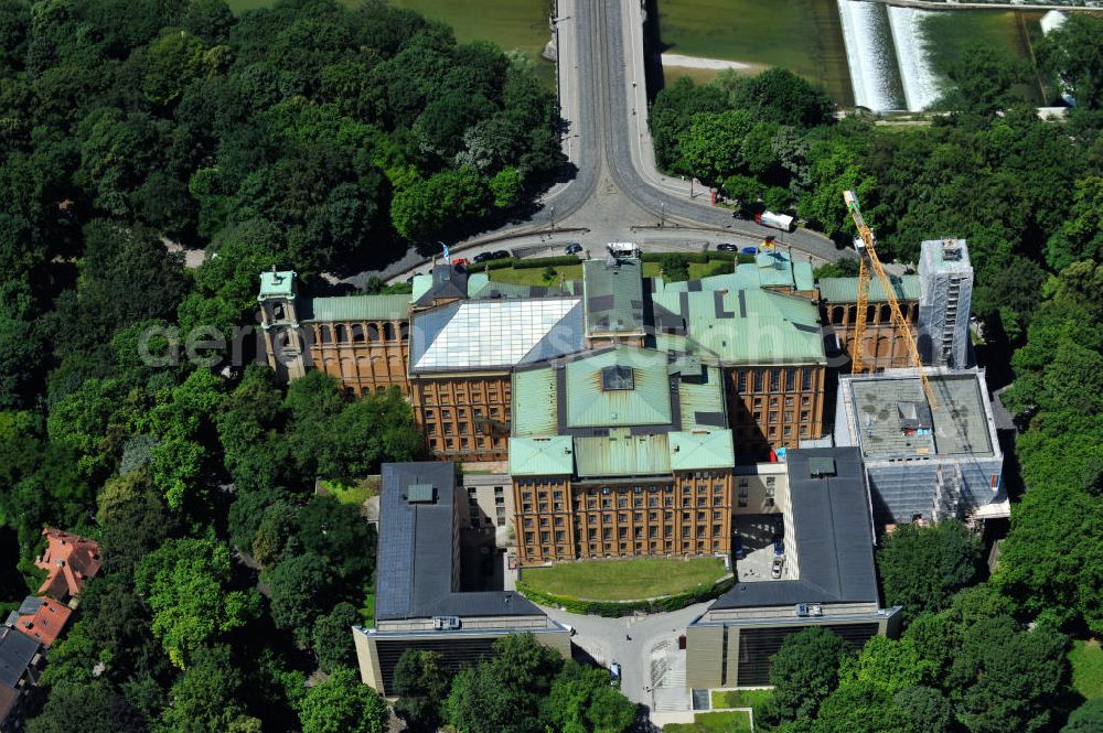 Aerial photograph München - Die Baustelle des Erweiterungsbaus am Bayerischen Landtag an der Max-Plack-Straße in München. Das Gebäude soll die akute Raumnot beseitigen und ist ein Projekt des Staatlichen Bauamtes München 2 und der BAM Deutschland AG. The construction site of the annex building / extension building of the Bavarian Parliament at the Max-Plack-Strasse in Munich.