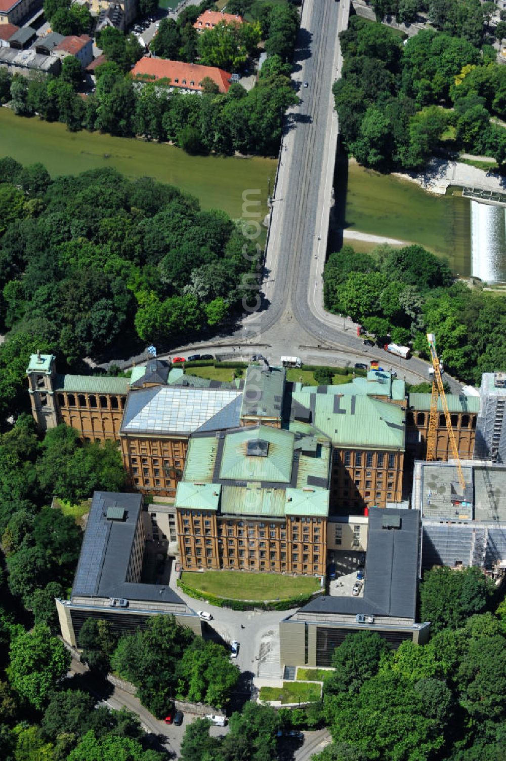 München from above - Die Baustelle des Erweiterungsbaus am Bayerischen Landtag an der Max-Plack-Straße in München. Das Gebäude soll die akute Raumnot beseitigen und ist ein Projekt des Staatlichen Bauamtes München 2 und der BAM Deutschland AG. The construction site of the annex building / extension building of the Bavarian Parliament at the Max-Plack-Strasse in Munich.