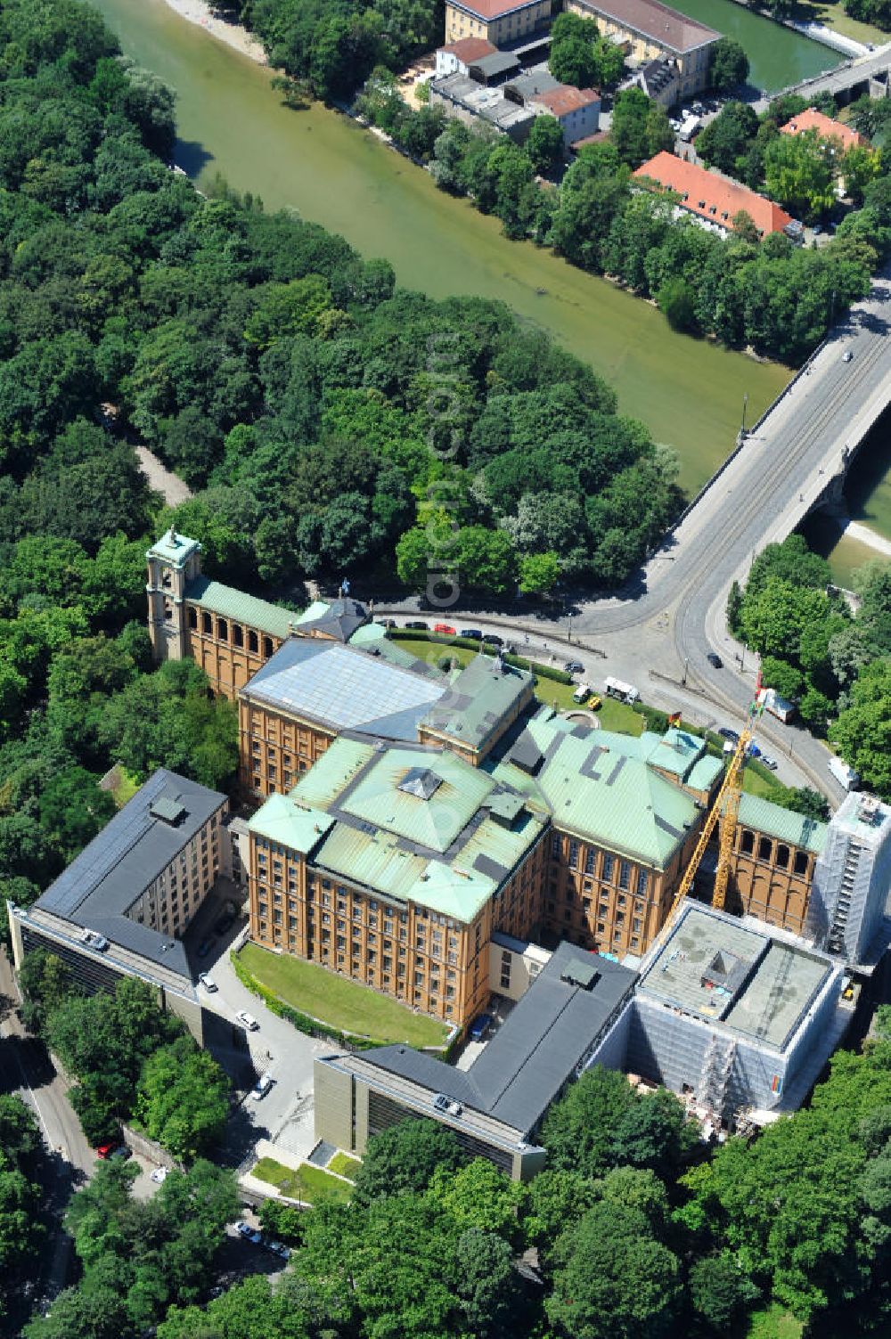 München from the bird's eye view: Die Baustelle des Erweiterungsbaus am Bayerischen Landtag an der Max-Plack-Straße in München. Das Gebäude soll die akute Raumnot beseitigen und ist ein Projekt des Staatlichen Bauamtes München 2 und der BAM Deutschland AG. The construction site of the annex building / extension building of the Bavarian Parliament at the Max-Plack-Strasse in Munich.