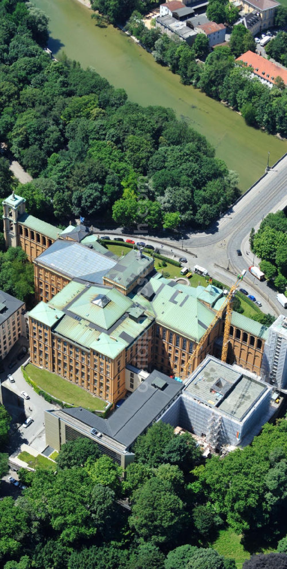 Aerial image München - Die Baustelle des Erweiterungsbaus am Bayerischen Landtag an der Max-Plack-Straße in München. Das Gebäude soll die akute Raumnot beseitigen und ist ein Projekt des Staatlichen Bauamtes München 2 und der BAM Deutschland AG. The construction site of the annex building / extension building of the Bavarian Parliament at the Max-Plack-Strasse in Munich.