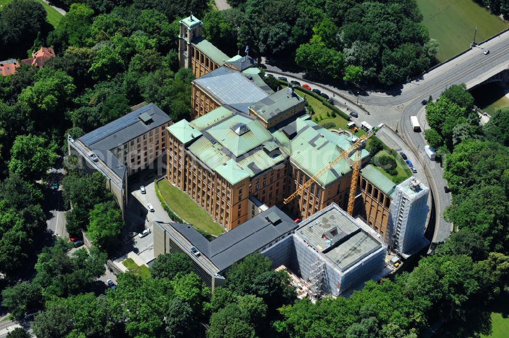 Aerial photograph München - Die Baustelle des Erweiterungsbaus am Bayerischen Landtag an der Max-Plack-Straße in München. Das Gebäude soll die akute Raumnot beseitigen und ist ein Projekt des Staatlichen Bauamtes München 2 und der BAM Deutschland AG. The construction site of the annex building / extension building of the Bavarian Parliament at the Max-Plack-Strasse in Munich.