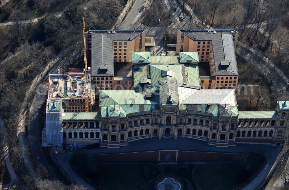 München from above - Die Baustelle des Erweiterungsbaus am Bayerischen Landtag ( Maximilianeum ) an der Max-Plack-Straße in München. Das Gebäude soll die akute Raumnot beseitigen und ist ein Projekt des Staatlichen Bauamtes München 2 und der BAM Deutschland AG. The construction site of the annex building / extension building of the Bavarian Parliament at the Max-Plack-Strasse in Munich.