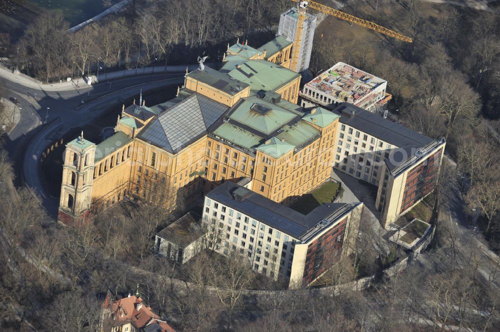 München from above - Die Baustelle des Erweiterungsbaus am Bayerischen Landtag ( Maximilianeum ) an der Max-Plack-Straße in München. Das Gebäude soll die akute Raumnot beseitigen und ist ein Projekt des Staatlichen Bauamtes München 2 und der BAM Deutschland AG. The construction site of the annex building / extension building of the Bavarian Parliament at the Max-Plack-Strasse in Munich.