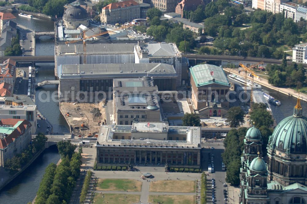 Berlin from the bird's eye view: Blick auf die Museumsinsel. Insel in der Spree, darauf befinden sich das Bodemuseum, das Pargamonmuseum, dem Alten und dem Neuen Museum, sowie der Alten Nationalgalerie. Einige Gebäude sind 1841 von Friedrich August Stüler