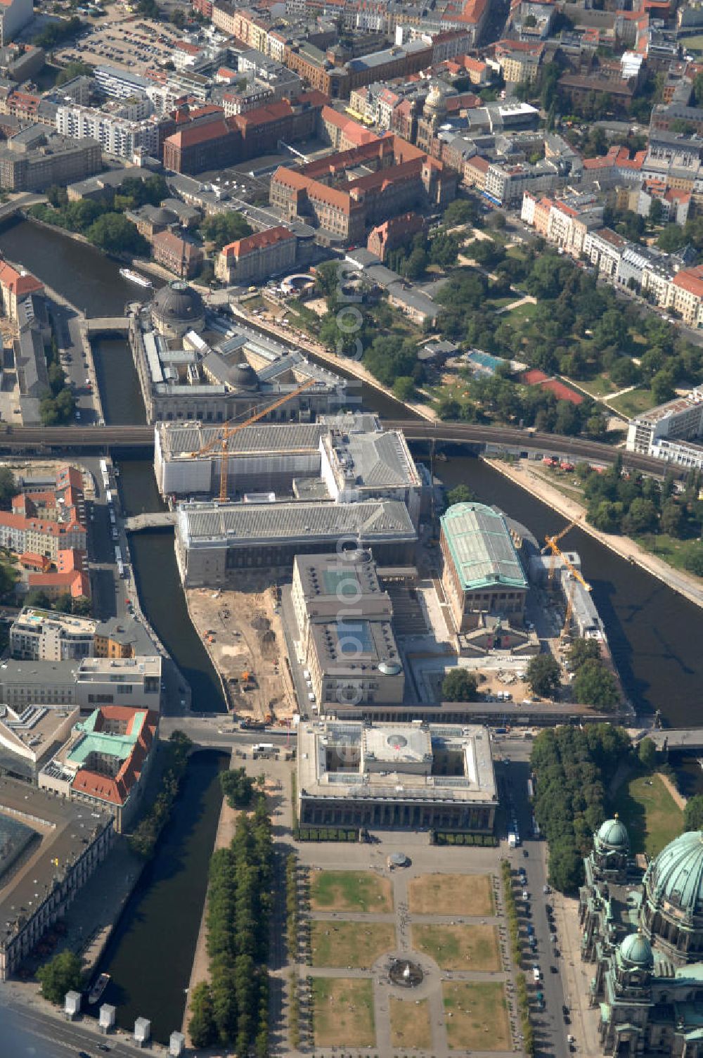 Aerial image Berlin - Blick auf die Museumsinsel. Insel in der Spree, darauf befinden sich das Bodemuseum, das Pargamonmuseum, dem Alten und dem Neuen Museum, sowie der Alten Nationalgalerie. Einige Gebäude sind 1841 von Friedrich August Stüler