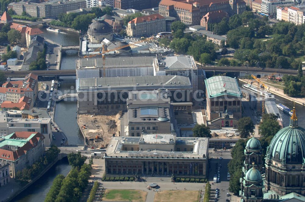 Aerial photograph Berlin - Blick auf die Museumsinsel. Insel in der Spree, darauf befinden sich das Bodemuseum, das Pargamonmuseum, dem Alten und dem Neuen Museum, sowie der Alten Nationalgalerie. Einige Gebäude sind 1841 von Friedrich August Stüler