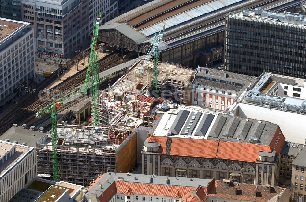 Aerial photograph Berlin - Die Baustelle des Projekts Friedrichstraße 100 am Bahnhof Friedrichstraße in Berlin-Mitte. Hier soll ein neues Hotel entstehen. Der Bau ist ein Projekt der LIP Ludger Inholte Projektentwicklung GmbH. The construction site of the project Friedrichstrasse 100 at the the train station Friedrichstrasse in Berlin-Mitte.