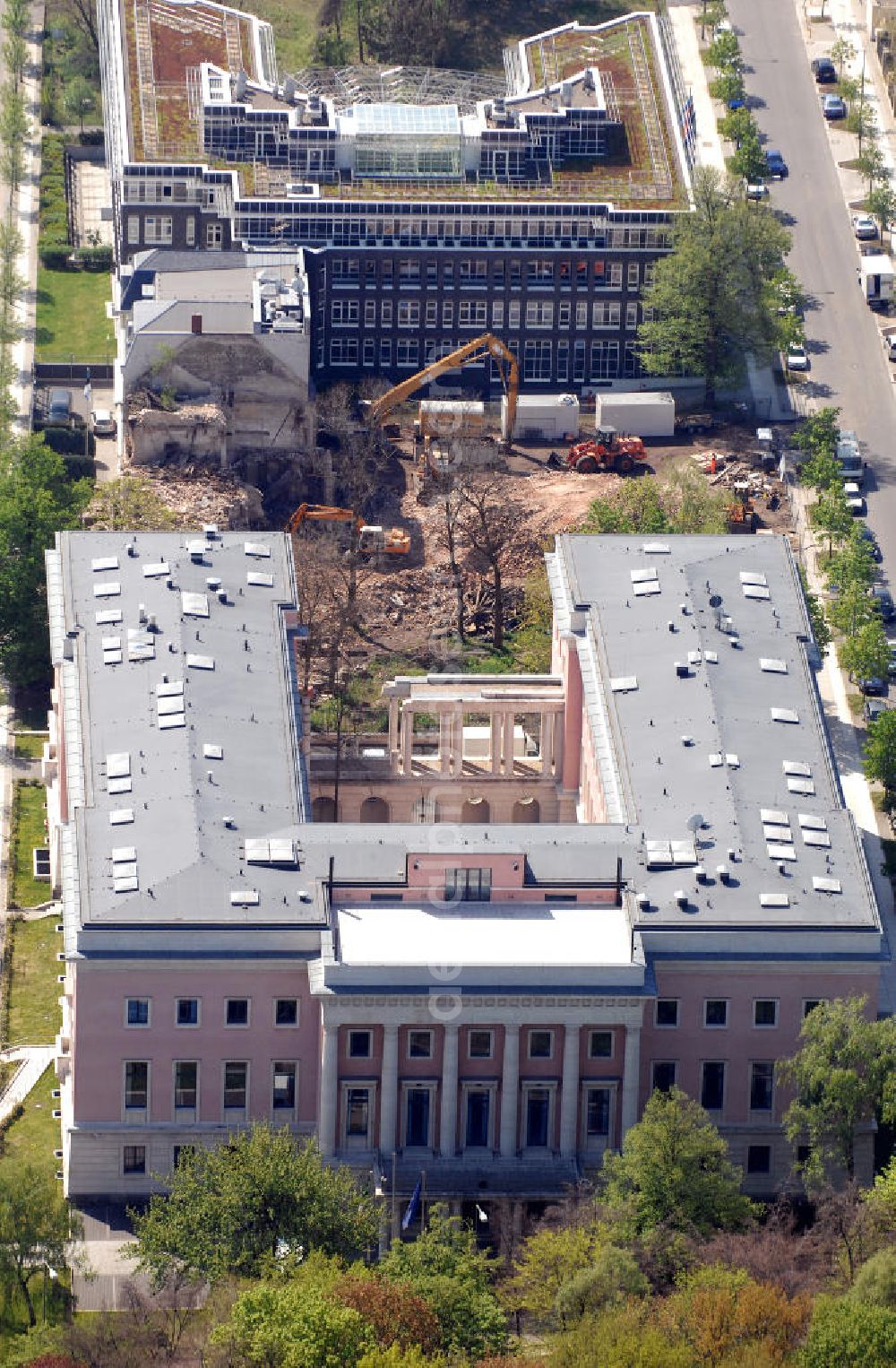 Aerial photograph Berlin - Die Italienische Botschaft vor der Baustelle der neuen Griechischen Botschaft an der Hiroshimastraße in Berlin-Tiergarten. The Italian Embassy next to the construction site of the new Greek Embassy at the Hiroshimastrasse in Berlin-Tiergarten.