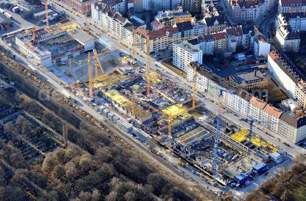 Aerial image München-Haidhausen - Die Baustelle des zukünftigen Stadtquartiers Welfenhöfe an der Welfenstraße in München-Au / Haidhausen. Hier entstehen moderne Geschäfts- und Edelwohnhäuser mit integriertem Supermarkt und einer Kindertagesstätte. Die Welfenhöfe sind ein Projekt der Bayerischen Hausbau GmbH, der Schörghuber Unternehmensgruppe und der Baufirma Baresel GmbH. The construction site of the prospective Welfenhoefe at the Welfenstrasse in Munich-Au / Haidhausen.