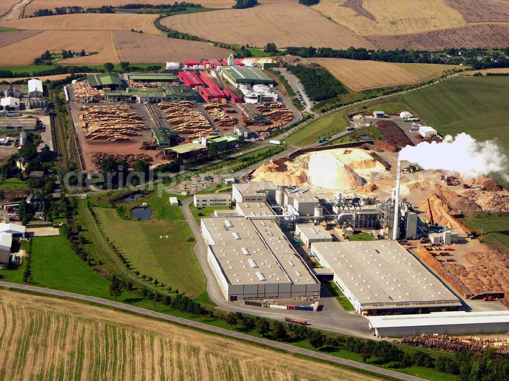 Aerial photograph Ebersdorf - 27.08.2005 Ebersdorf; Mit dem neugegründeten Sägewerk in Friesau /Thüringen wurde Klausner bald zu einem der führenden Anbieter für die weiterverarbeitete Holzindustrie in Europa. Aus einer Schreinerei und einer Spedition ist seit Gründung im Jahr 1971 ein solides Industrieunternehmen der Holzverarbeitung gewachsen.