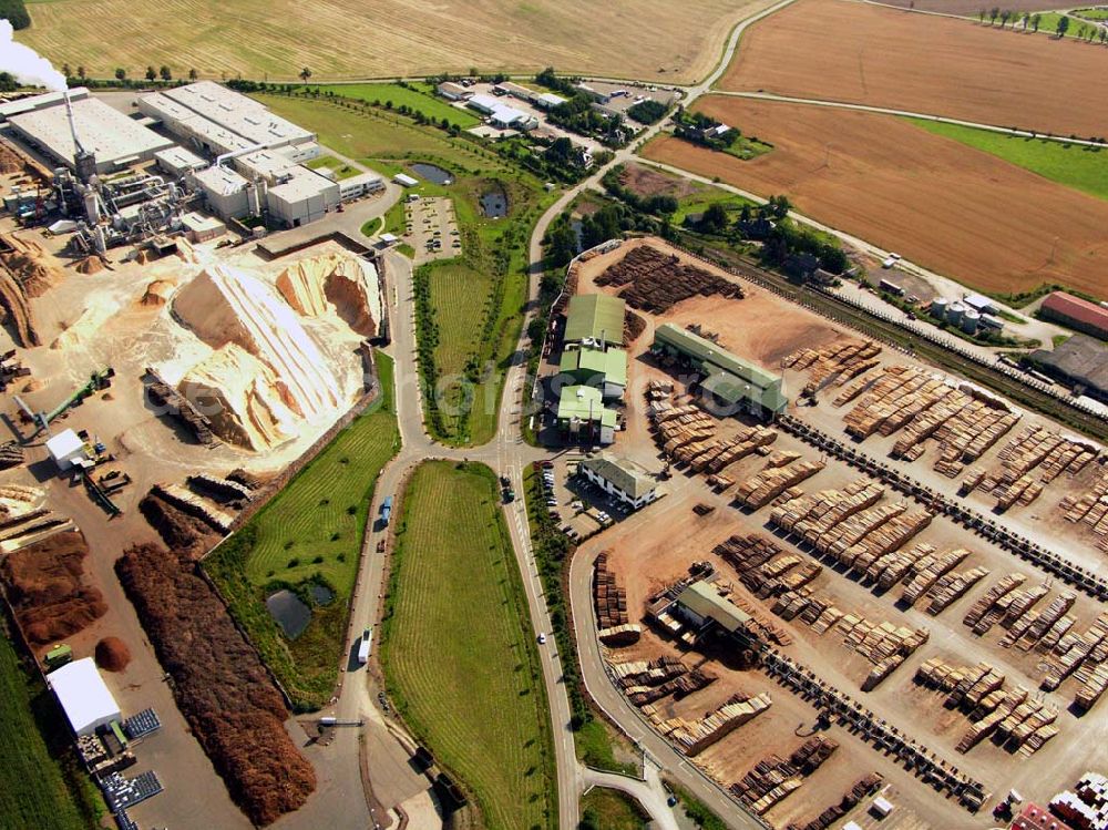 Aerial photograph Ebersdorf - 27.08.2005 Ebersdorf; Mit dem neugegründeten Sägewerk in Friesau /Thüringen wurde Klausner bald zu einem der führenden Anbieter für die weiterverarbeitete Holzindustrie in Europa. Aus einer Schreinerei und einer Spedition ist seit Gründung im Jahr 1971 ein solides Industrieunternehmen der Holzverarbeitung gewachsen.