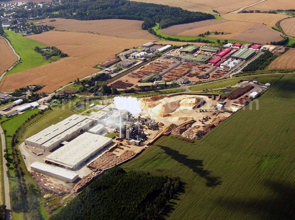 Aerial image Ebersdorf - 27.08.2005 Ebersdorf; Mit dem neugegründeten Sägewerk in Friesau /Thüringen wurde Klausner bald zu einem der führenden Anbieter für die weiterverarbeitete Holzindustrie in Europa. Aus einer Schreinerei und einer Spedition ist seit Gründung im Jahr 1971 ein solides Industrieunternehmen der Holzverarbeitung gewachsen.