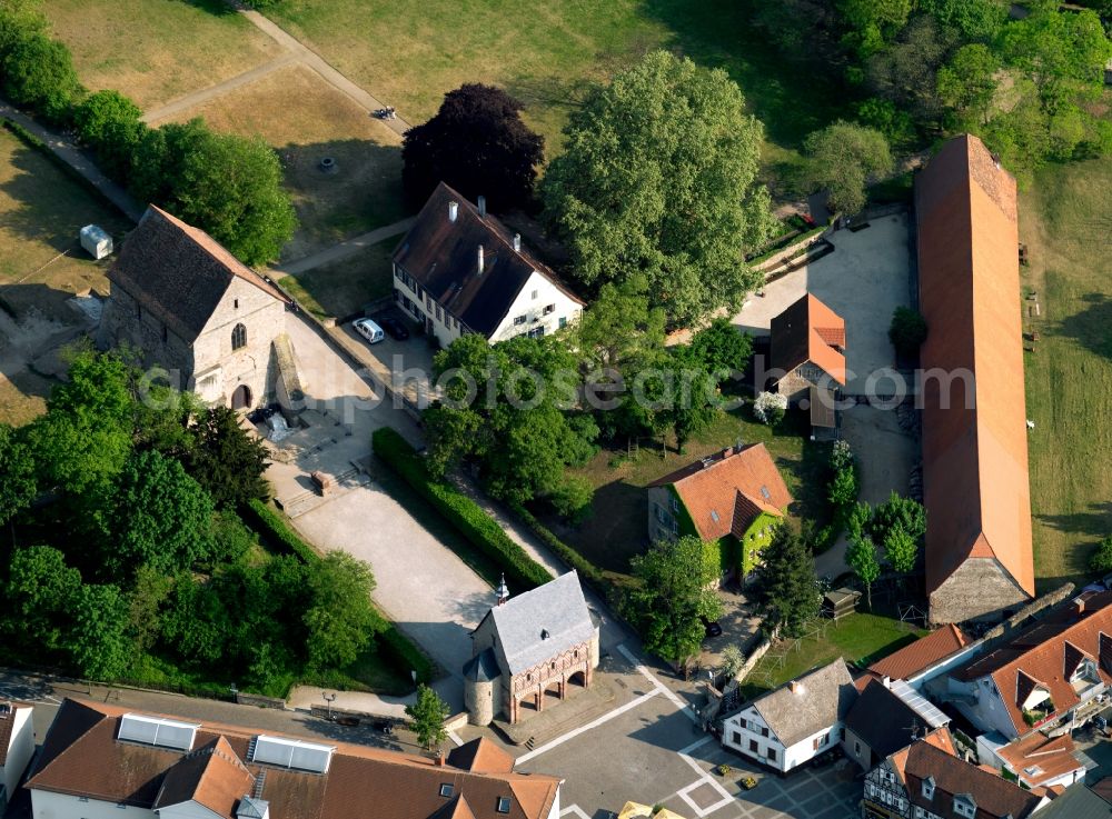 Lorsch from the bird's eye view: The monastery of Lorsch was a Benedictine abbey in southern Hesse circle mountain road in Germany. It was founded in 764 and was up to the high Middle Ages, a power, humanities and culture. 1232 came to the monastery archbishopric of Mainz, 1461, it was pawned to the Palatinate, which abolished the monastery 1564th