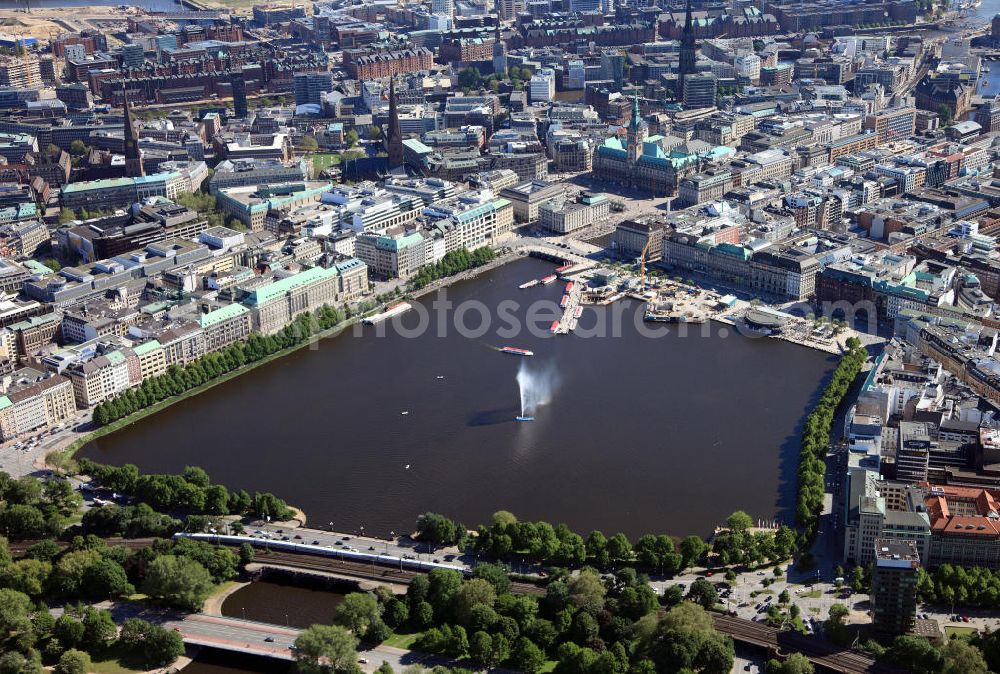 Aerial image Hamburg - View of the lake Binnenalster with its Alster fountain in Hamburg. Along the south bank lies the shipping pier Jungfernstieg, the main pier of the Alster ships