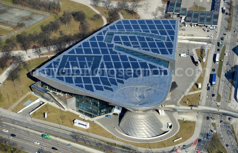 München from above - Die BMW Welt an der Lerchenauer Straße in München. Das Gebäude ist eine Kombination aus Erlebnis- und Automobilauslieferungsstätte und wurde nach den Plänen des Architektenbüros COOP HIMMELB(L)AU Wolf D. Prix / W. Dreibholz & Partner ZT GmbH erbaut. The BMW Welt at the Lerchenauer Strasse in Munich.