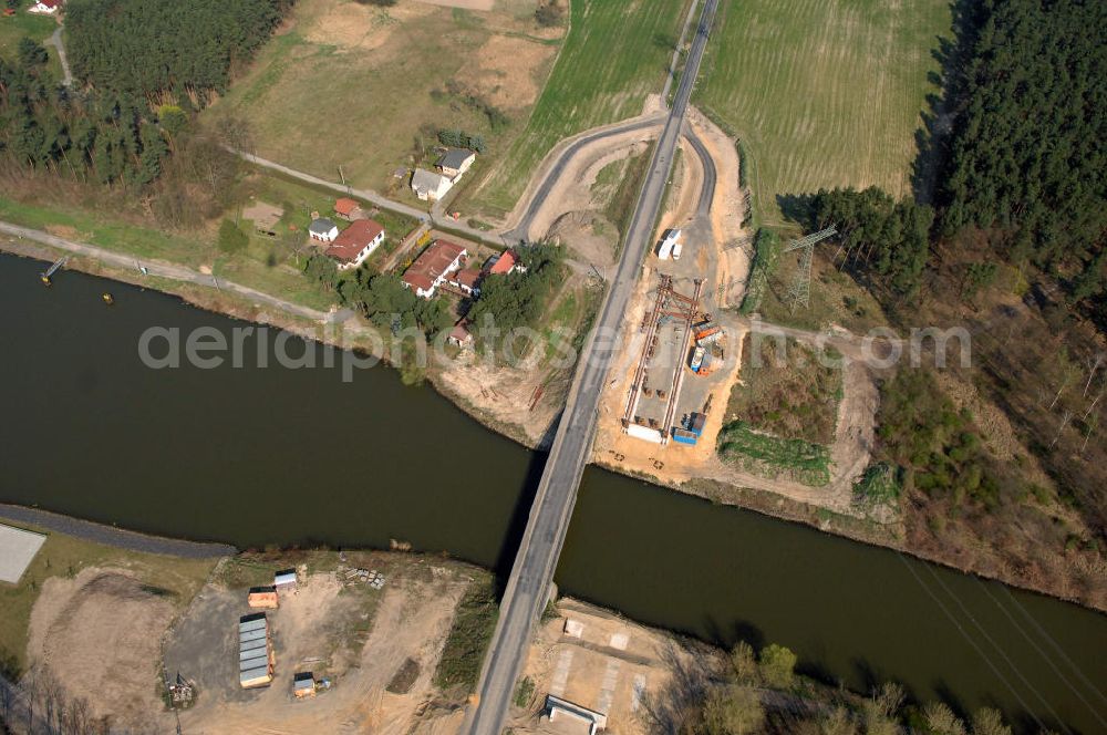 Aerial photograph WUSTERWITZ - Blick auf die Schleuse in Wusterwitz. Im Rahmen des VDE Nr. 17 wird bei EHK km 376,8 neben der bereits bestehenden Schleuse Wusterwitz eine neue Südschleuse geplant. Die 12,50 m breite Schleusenkammer hat eine nutzbare Kammerlänge von 190 m. Das Bauwerk erhält ein modernes und wirtschaftliches hydraulisches Seitenfüllsystem. Wusterwitz ist eine Gemeinde im brandenburgischen Landkreis Potsdam-Mittelmark. Sie ist Sitz des gleichnamigen Amtes, dem zudem die Gemeinden Rosenau und Bensdorf angehören. Auftraggeber und Kontakt: Wasser- und Schifffahrtsverwaltung des Bundes (WSV) im Geschäftsbereich des Bundesministeriums für Verkehr, Bau und Stadtentwicklung. Vertreten durch das Referat WS16, Verkehrstechnik, IT und Öffentlichkeitsarbeit in der Wasser- und Schifffahrtsverwaltung, Robert-Schuman-Platz 1, Postfach 20 01 00, 53170 Bonn; Kontakt Amt Wusterwitz: August-Bebel Strasse 10, 14789 Wusterwitz, Tel. +49 (0)33839 669 0, Fax +49 (0)33839 669 31, e-mail: amt-wusterwitz@t-online.de Wasserstrassenneubauamt Magdeburg / WSNBA Magdeburg