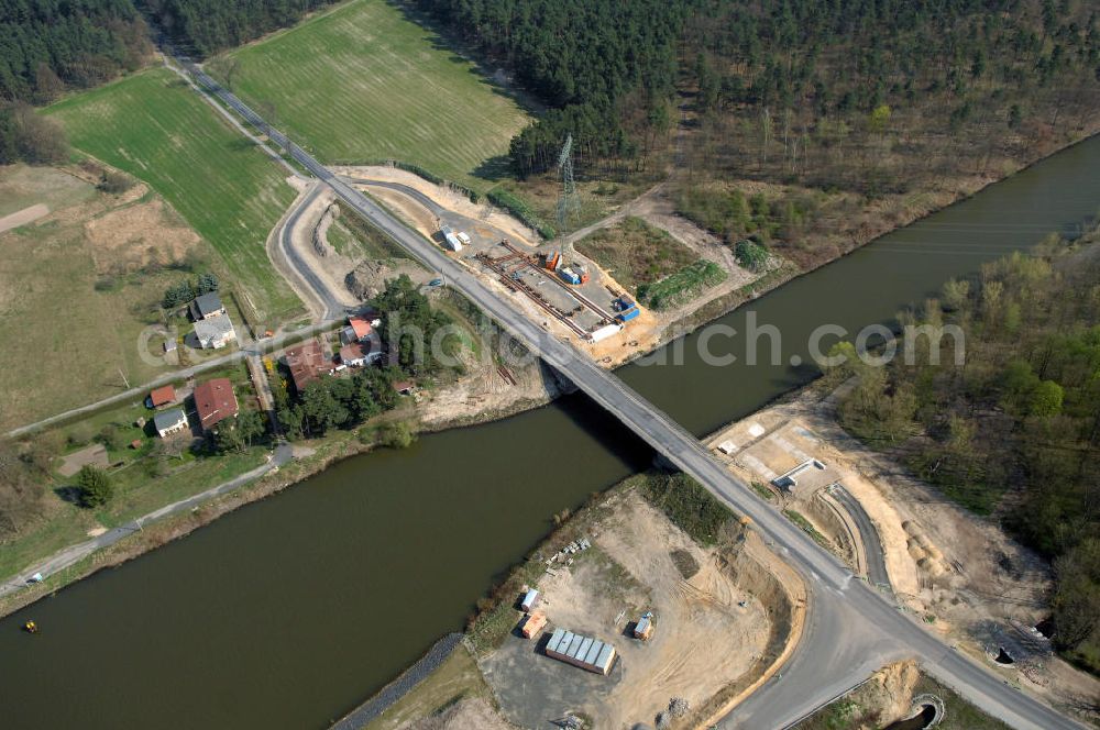 Aerial image WUSTERWITZ - Blick auf die Schleuse in Wusterwitz. Im Rahmen des VDE Nr. 17 wird bei EHK km 376,8 neben der bereits bestehenden Schleuse Wusterwitz eine neue Südschleuse geplant. Die 12,50 m breite Schleusenkammer hat eine nutzbare Kammerlänge von 190 m. Das Bauwerk erhält ein modernes und wirtschaftliches hydraulisches Seitenfüllsystem. Wusterwitz ist eine Gemeinde im brandenburgischen Landkreis Potsdam-Mittelmark. Sie ist Sitz des gleichnamigen Amtes, dem zudem die Gemeinden Rosenau und Bensdorf angehören. Auftraggeber und Kontakt: Wasser- und Schifffahrtsverwaltung des Bundes (WSV) im Geschäftsbereich des Bundesministeriums für Verkehr, Bau und Stadtentwicklung. Vertreten durch das Referat WS16, Verkehrstechnik, IT und Öffentlichkeitsarbeit in der Wasser- und Schifffahrtsverwaltung, Robert-Schuman-Platz 1, Postfach 20 01 00, 53170 Bonn; Kontakt Amt Wusterwitz: August-Bebel Strasse 10, 14789 Wusterwitz, Tel. +49 (0)33839 669 0, Fax +49 (0)33839 669 31, e-mail: amt-wusterwitz@t-online.de Wasserstrassenneubauamt Magdeburg / WSNBA Magdeburg