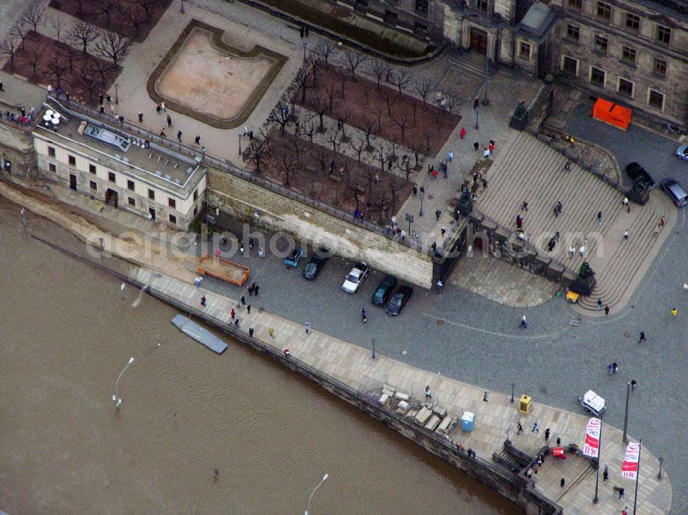 Aerial image Dresden - 31.03.2006 Dresden; Die Brühlsche Terrasse ist ein architektonisches Ensemble und touristisches Highlight in Dresden. Die Freianlage erstreckt sich entlang der Elbe, die zur Zeit Hochwasser führt, auf der Altstädter Seite von Dresden, gegenüber dem sächsischen Finanzministerium und dem unterhalb davon gelegenem Amphitheater. Die Brühlsche Terrasse wird auch als Balkon Europas bezeichnet.