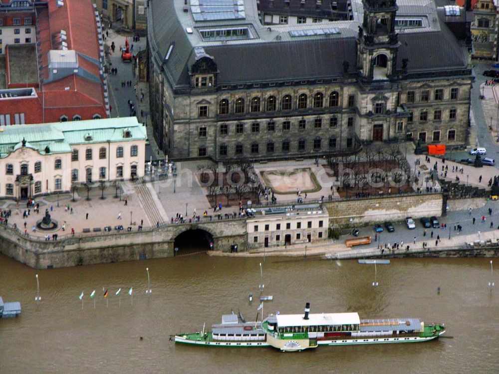 Aerial photograph Dresden - 31.03.2006 Dresden; Die Brühlsche Terrasse ist ein architektonisches Ensemble und touristisches Highlight in Dresden. Die Freianlage erstreckt sich entlang der Elbe, die zur Zeit Hochwasser führt, auf der Altstädter Seite von Dresden, gegenüber dem sächsischen Finanzministerium und dem unterhalb davon gelegenem Amphitheater. Die Brühlsche Terrasse wird auch als Balkon Europas bezeichnet.