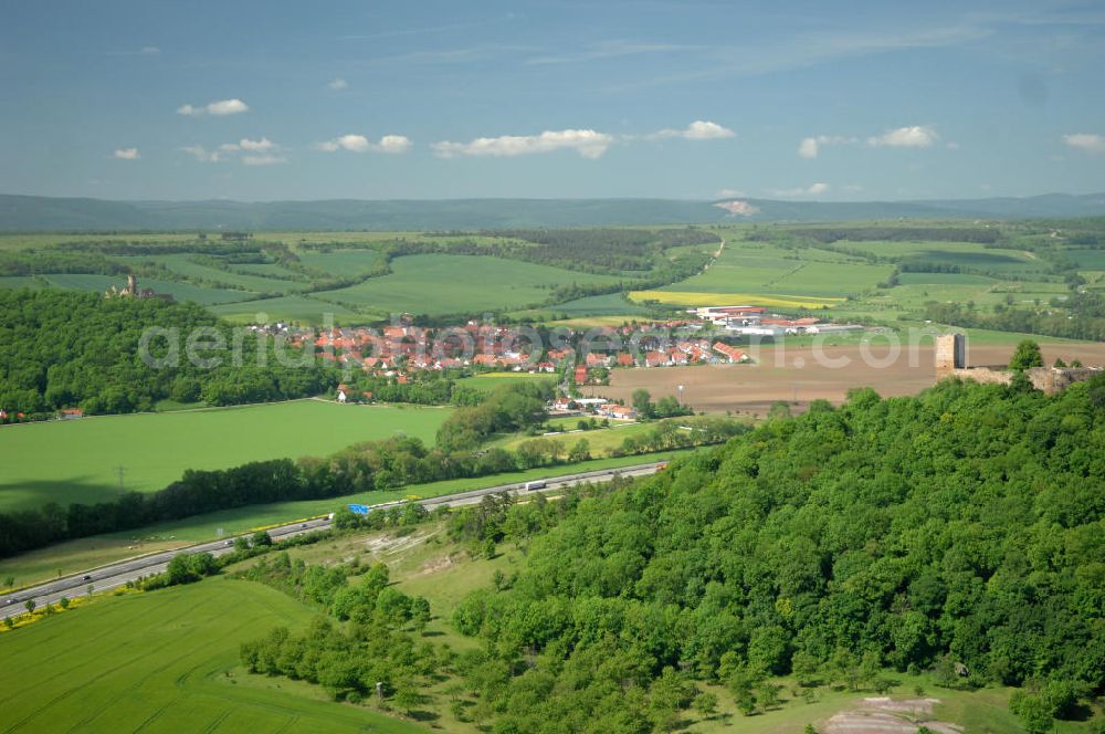 Wandersleben from above - Blick auf die Burg Gleichen (auch Wan derslebener Gleiche, Wan dersleber Schloss, Wan derslebener Burg), einer mittelalterlichen Burgruine in Thüringen in der Nähe von Wan dersleben. Sie gehört zum Burgenensemble der Drei Gleichen. Views of the castle Gleichen in Thuringia.