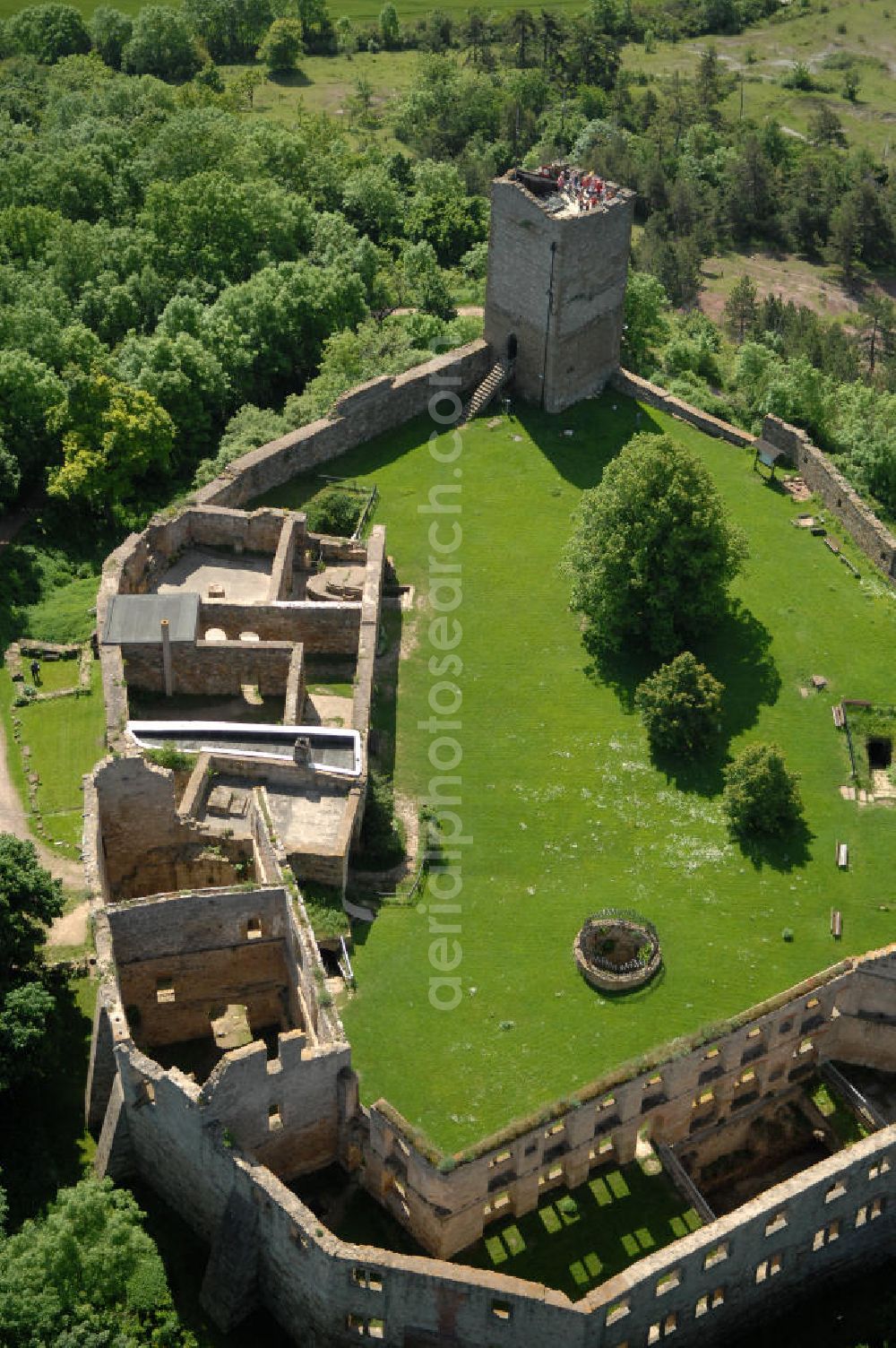 Aerial photograph Wandersleben - Blick auf die Burg Gleichen (auch Wan derslebener Gleiche, Wan dersleber Schloss, Wan derslebener Burg), einer mittelalterlichen Burgruine in Thüringen in der Nähe von Wan dersleben. Sie gehört zum Burgenensemble der Drei Gleichen. Views of the castle Gleichen in Thuringia.