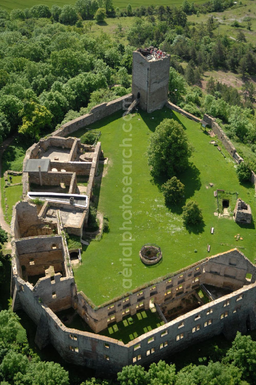 Wandersleben from above - Blick auf die Burg Gleichen (auch Wan derslebener Gleiche, Wan dersleber Schloss, Wan derslebener Burg), einer mittelalterlichen Burgruine in Thüringen in der Nähe von Wan dersleben. Sie gehört zum Burgenensemble der Drei Gleichen. Views of the castle Gleichen in Thuringia.