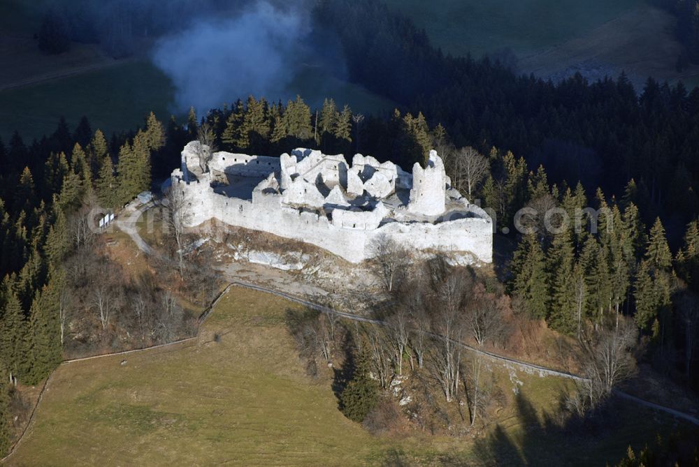 Eisenberg from above - Die Burg Hohenfreyberg bildet zusammen mit der direkt gegenüber liegenden Burg Eisenberg eine weithin sichtbare Burgengruppe im südlichen Allgäu.Die Burg gilt als einer der letzten großen Burgneubauten des deutschen Mittelalters. 1646, gegen Ende des Dreißigjährigen Krieges, wurden die österreichischen Vorposten Hohenfreyberg, Eisenberg und Falkenstein auf Befehl der Tiroler Landesregierung in Brand gesetzt. Die Burganlagen sollten den näherrückenden Protestanten nicht intakt in die Hände fallen. Allerdings änderten die Angreifer ihre Marschroute, die Aufgabe der Burgen war also sinnlos. Alle drei Anlagen sind seitdem unbewohnte Ruinen.Nach der Schlacht bei Austerlitz musste Österreich seine Allgäuer Besitzungen an Bayern abtreten. Das Königreich Bayern veräußerte Hohenfreyberg 1841 wieder zurück an die Freiherren von Freyberg, denen die Burg noch heute gehört.