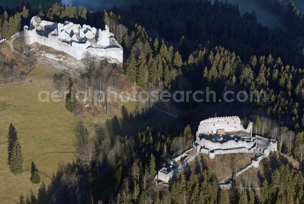 Eisenberg from above - Die Burg Hohenfreyberg bildet zusammen mit der direkt gegenüber liegenden Burg Eisenberg eine weithin sichtbare Burgengruppe im südlichen Allgäu.Die Burg gilt als einer der letzten großen Burgneubauten des deutschen Mittelalters. 1646, gegen Ende des Dreißigjährigen Krieges, wurden die österreichischen Vorposten Hohenfreyberg, Eisenberg und Falkenstein auf Befehl der Tiroler Landesregierung in Brand gesetzt. Die Burganlagen sollten den näherrückenden Protestanten nicht intakt in die Hände fallen. Allerdings änderten die Angreifer ihre Marschroute, die Aufgabe der Burgen war also sinnlos. Alle drei Anlagen sind seitdem unbewohnte Ruinen.Nach der Schlacht bei Austerlitz musste Österreich seine Allgäuer Besitzungen an Bayern abtreten. Das Königreich Bayern veräußerte Hohenfreyberg 1841 wieder zurück an die Freiherren von Freyberg, denen die Burg noch heute gehört.