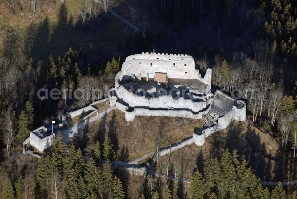 Aerial image Eisenberg - Die Burg Hohenfreyberg bildet zusammen mit der direkt gegenüber liegenden Burg Eisenberg eine weithin sichtbare Burgengruppe im südlichen Allgäu.Die Burg gilt als einer der letzten großen Burgneubauten des deutschen Mittelalters. 1646, gegen Ende des Dreißigjährigen Krieges, wurden die österreichischen Vorposten Hohenfreyberg, Eisenberg und Falkenstein auf Befehl der Tiroler Landesregierung in Brand gesetzt. Die Burganlagen sollten den näherrückenden Protestanten nicht intakt in die Hände fallen. Allerdings änderten die Angreifer ihre Marschroute, die Aufgabe der Burgen war also sinnlos. Alle drei Anlagen sind seitdem unbewohnte Ruinen.Nach der Schlacht bei Austerlitz musste Österreich seine Allgäuer Besitzungen an Bayern abtreten. Das Königreich Bayern veräußerte Hohenfreyberg 1841 wieder zurück an die Freiherren von Freyberg, denen die Burg noch heute gehört.