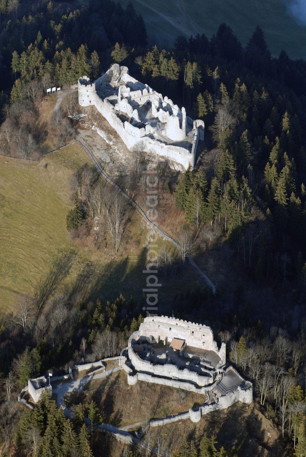 Eisenberg from above - Die Burg Hohenfreyberg bildet zusammen mit der direkt gegenüber liegenden Burg Eisenberg eine weithin sichtbare Burgengruppe im südlichen Allgäu.Die Burg gilt als einer der letzten großen Burgneubauten des deutschen Mittelalters. 1646, gegen Ende des Dreißigjährigen Krieges, wurden die österreichischen Vorposten Hohenfreyberg, Eisenberg und Falkenstein auf Befehl der Tiroler Landesregierung in Brand gesetzt. Die Burganlagen sollten den näherrückenden Protestanten nicht intakt in die Hände fallen. Allerdings änderten die Angreifer ihre Marschroute, die Aufgabe der Burgen war also sinnlos. Alle drei Anlagen sind seitdem unbewohnte Ruinen.Nach der Schlacht bei Austerlitz musste Österreich seine Allgäuer Besitzungen an Bayern abtreten. Das Königreich Bayern veräußerte Hohenfreyberg 1841 wieder zurück an die Freiherren von Freyberg, denen die Burg noch heute gehört.