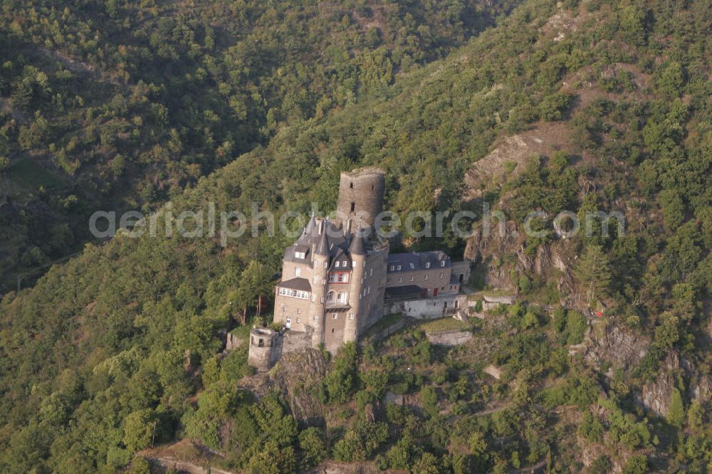 Sankt Goarshausen from the bird's eye view: Die Burg Katz, eigentlich Burg Neukatzenelnbogen, am rechten Ufer des Rheins. Die Hangburg wurde im 14. Jahrhundert erbaut ist Teil des UNESCO-Welterbes Oberes Mittelrheintal. Die Burg ist heute im Privatbesitz und ein Hotel. The Castle Katz on the right bank of the Rhine River. The hillside castle was built in the 14th Century and is part of the UNESCO World Heritage Upper Middle Rhine Valley. The castle is now Wolfgang Gerberely owned and a hotel.